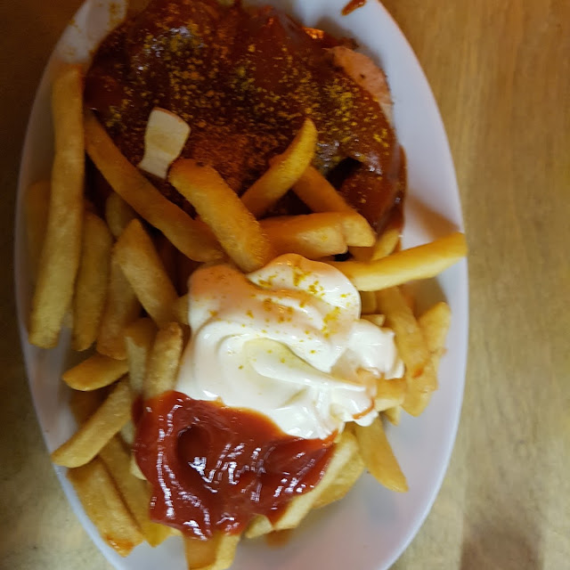 Currywurst Mit Pommes Schranke