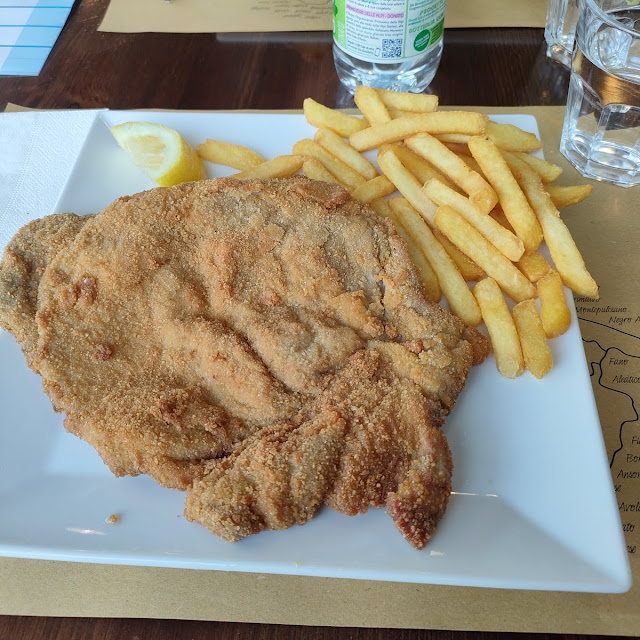 Cotoletta Alla Milanese Con Patate Fritte