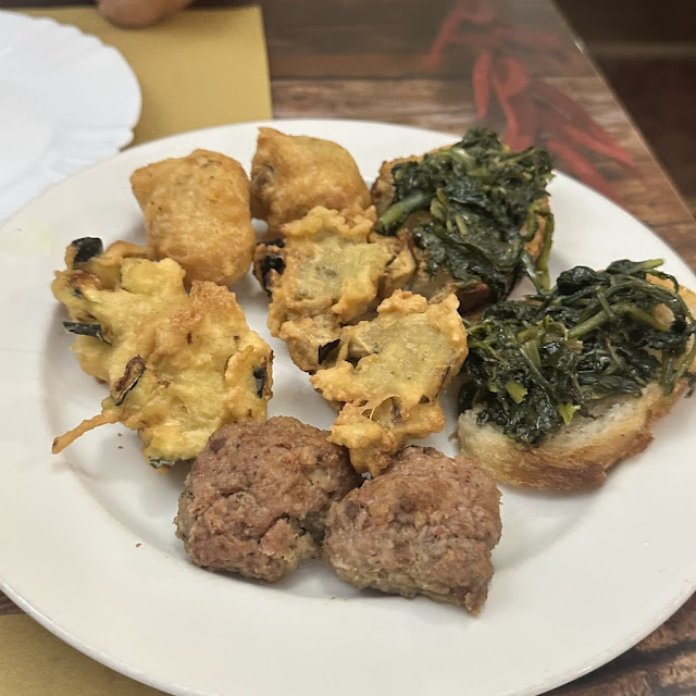 Antipasto Di Fritti E Bruschette Con Polpette