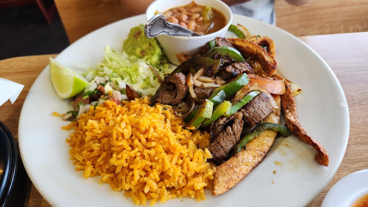 Taqueria Mexicano Grill & Bar - Photo 8