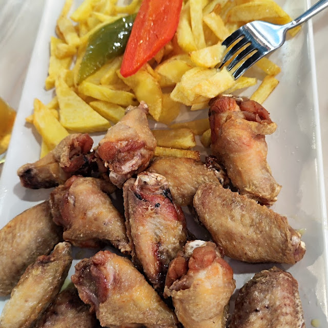 Alas de Pollo Fritas Con Patatas