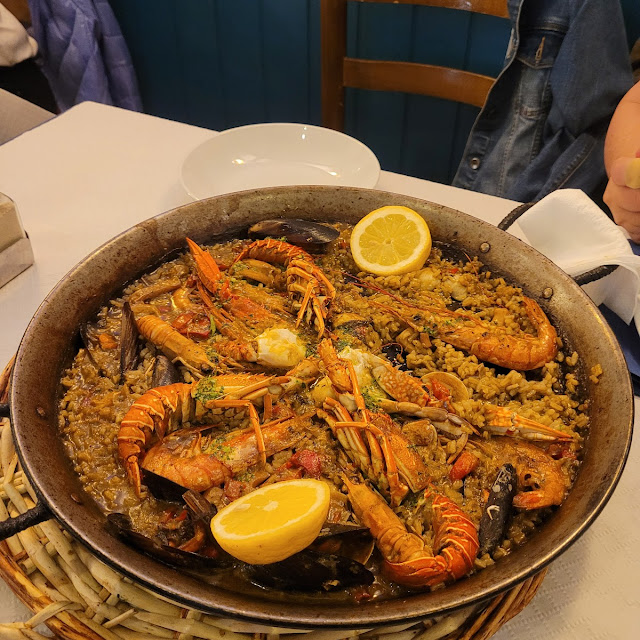 Paella Aux Fruits de Mer Avec Homard