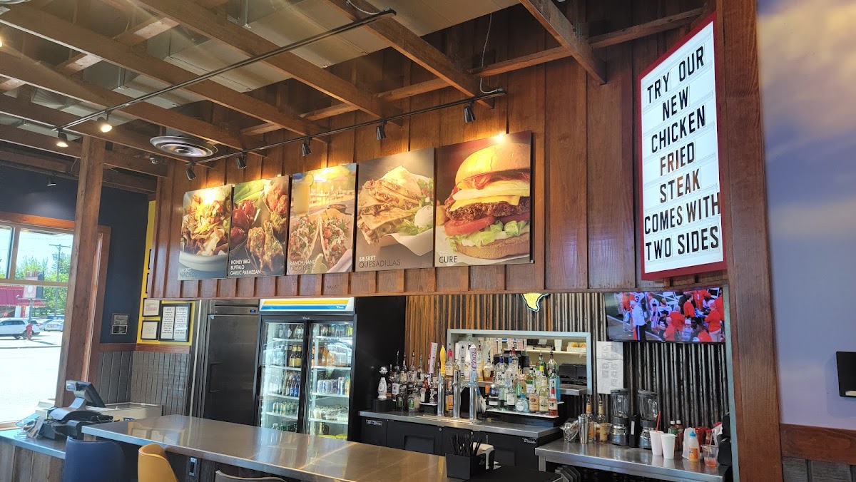 Bottlecap Alley Icehouse Grill - Photo 3