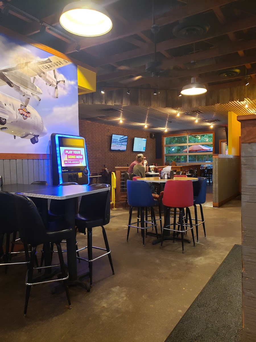 Bottlecap Alley Icehouse Grill - Photo 6