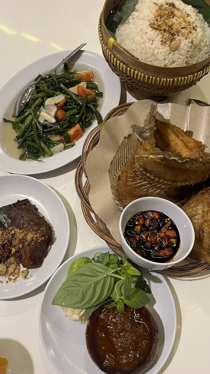 Bandoeng Resto Cisarua - Photo 3
