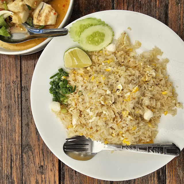 ข้าวผัดปูเพิ่มกุ้งแสนอร่อยs