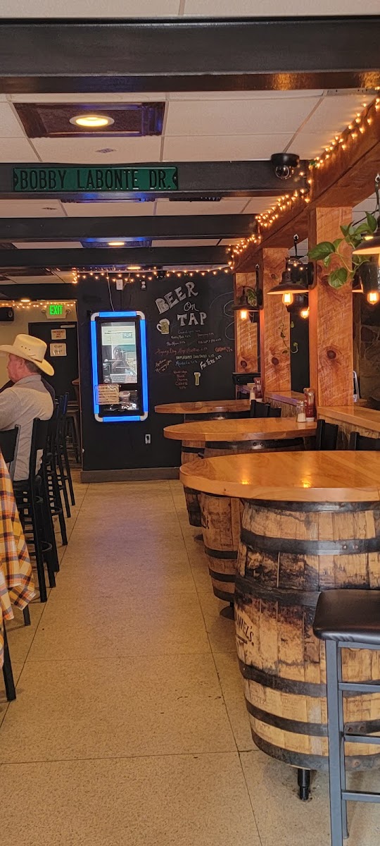 Shuffles Bar & Grill - Photo 4