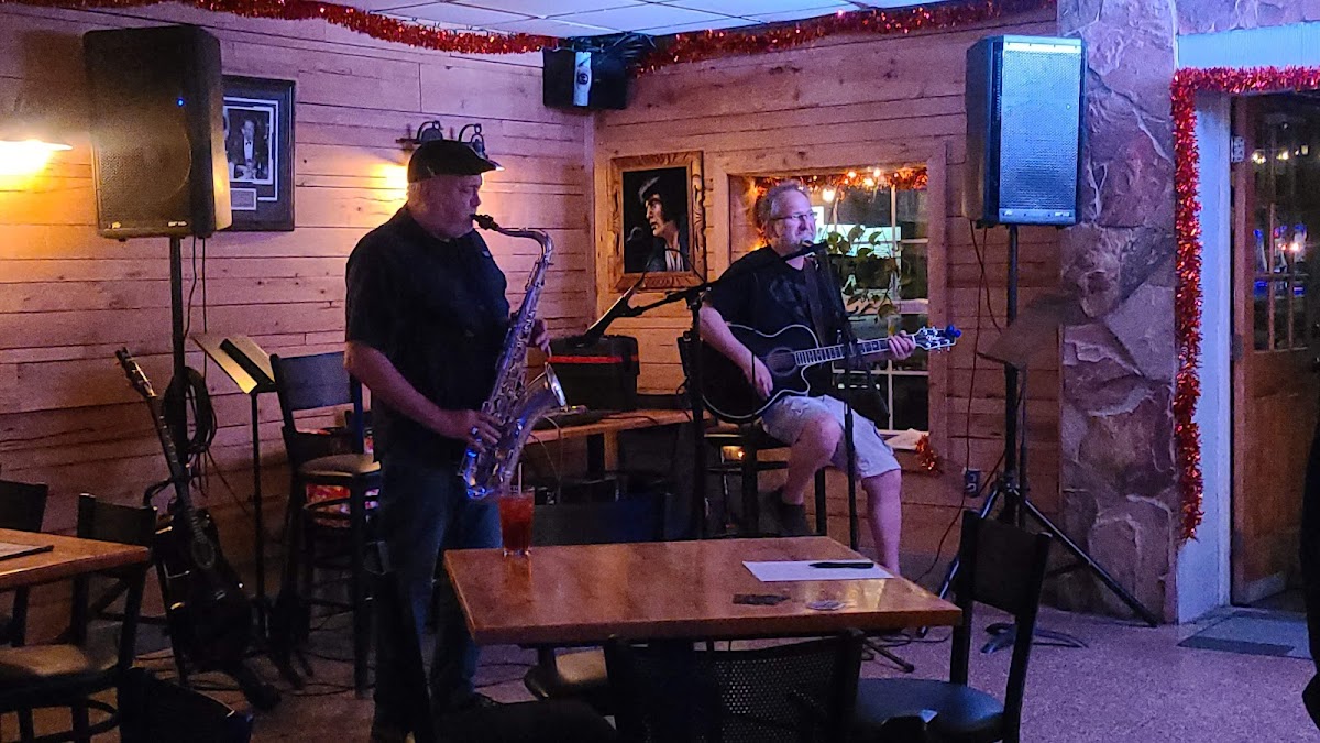 Shuffles Bar & Grill - Photo 6