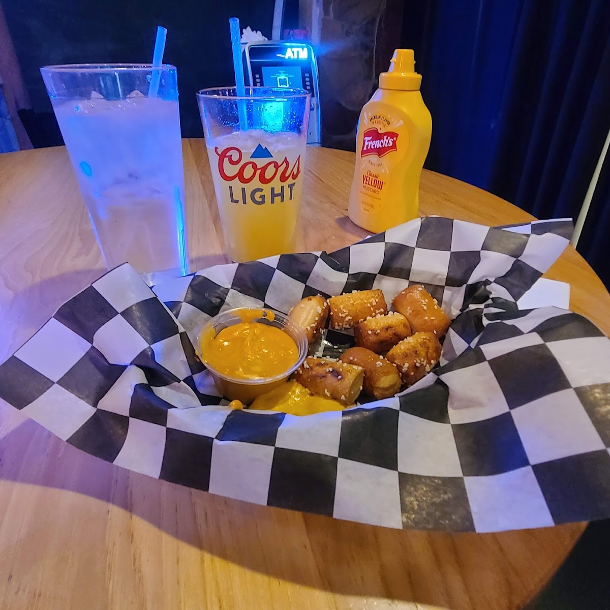 Shuffles Bar & Grill - Photo 7