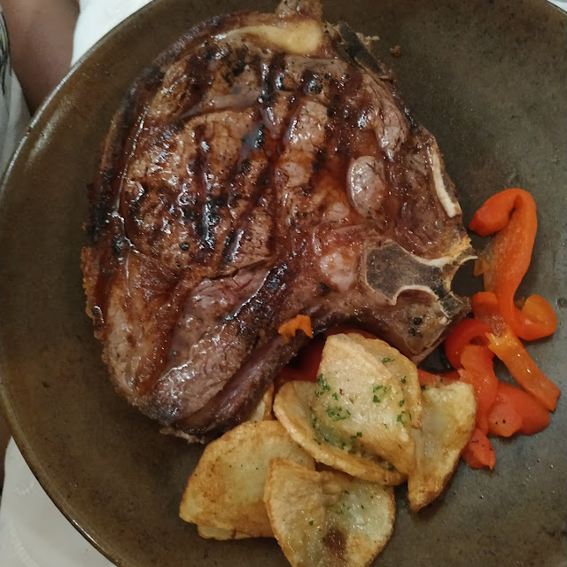 Chuletón A la Brasa Con Guarnición Al Punto Muy Bueno