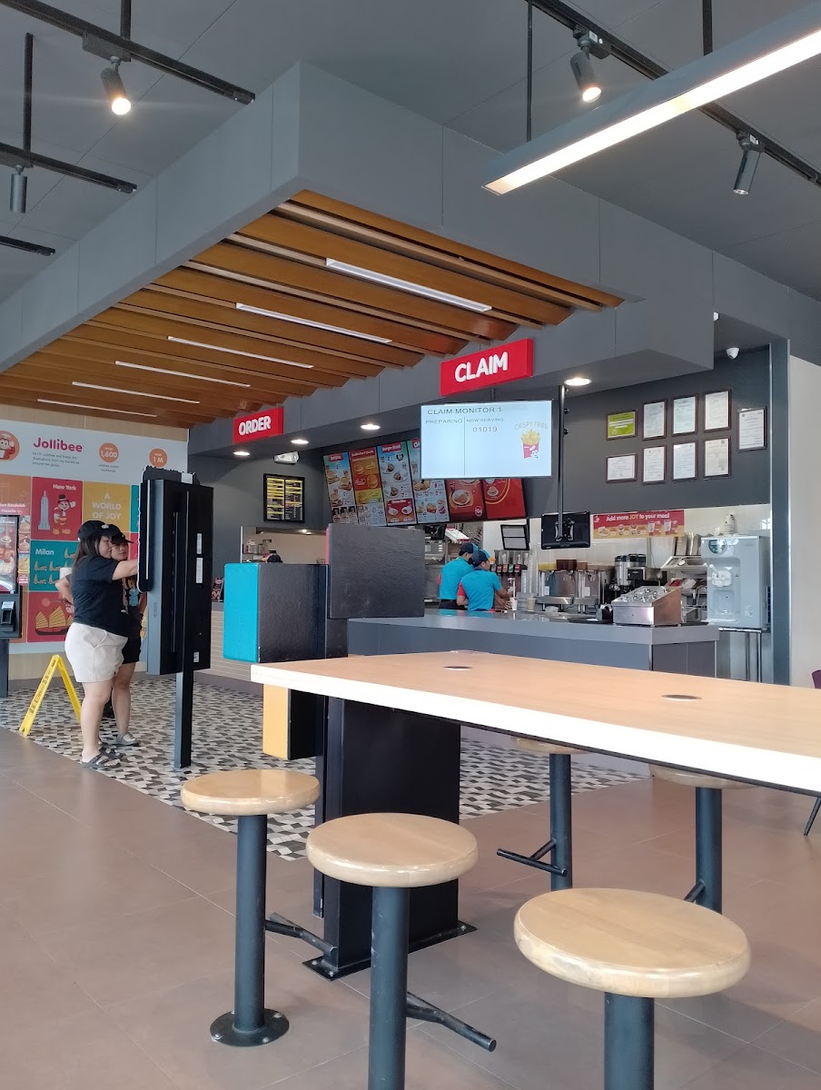 Jollibee - Labangan Branch - Photo 3