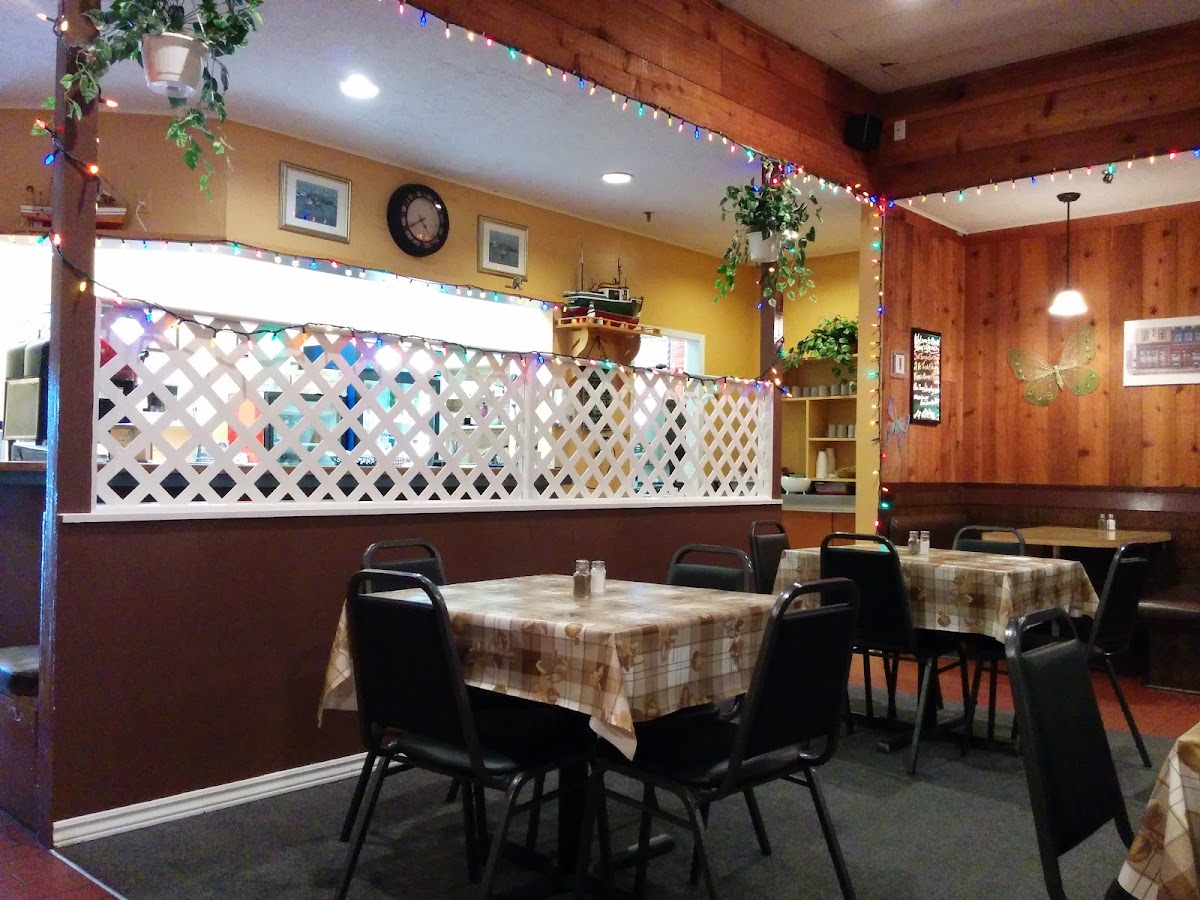 Alma's Family Restaurant - Photo 7