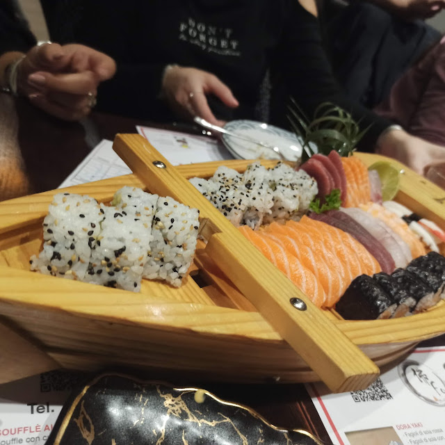 Barca Uramaki E Sashimi