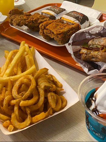 A&W Restoran - Bandara Supadio Terminal Arrival - Photo 9
