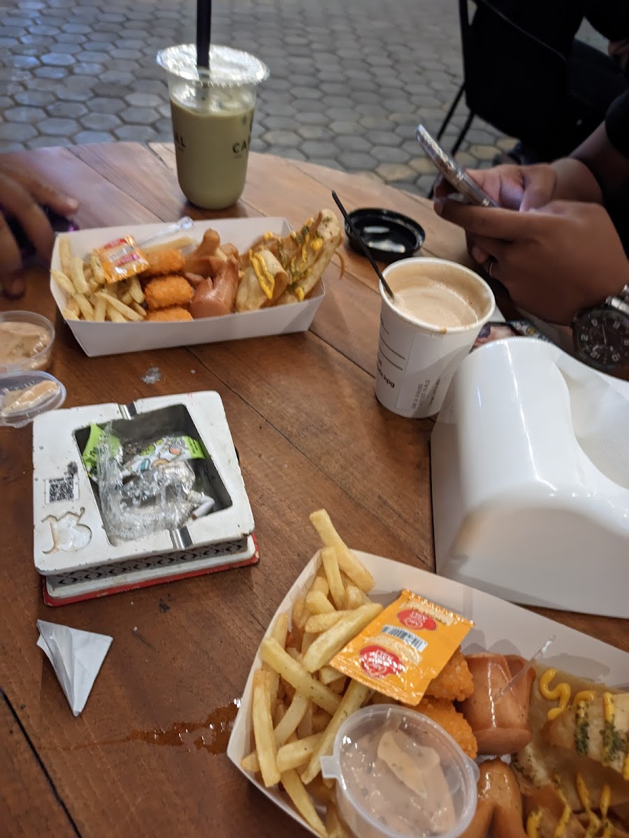 CAPITAL CAFE - Photo 9