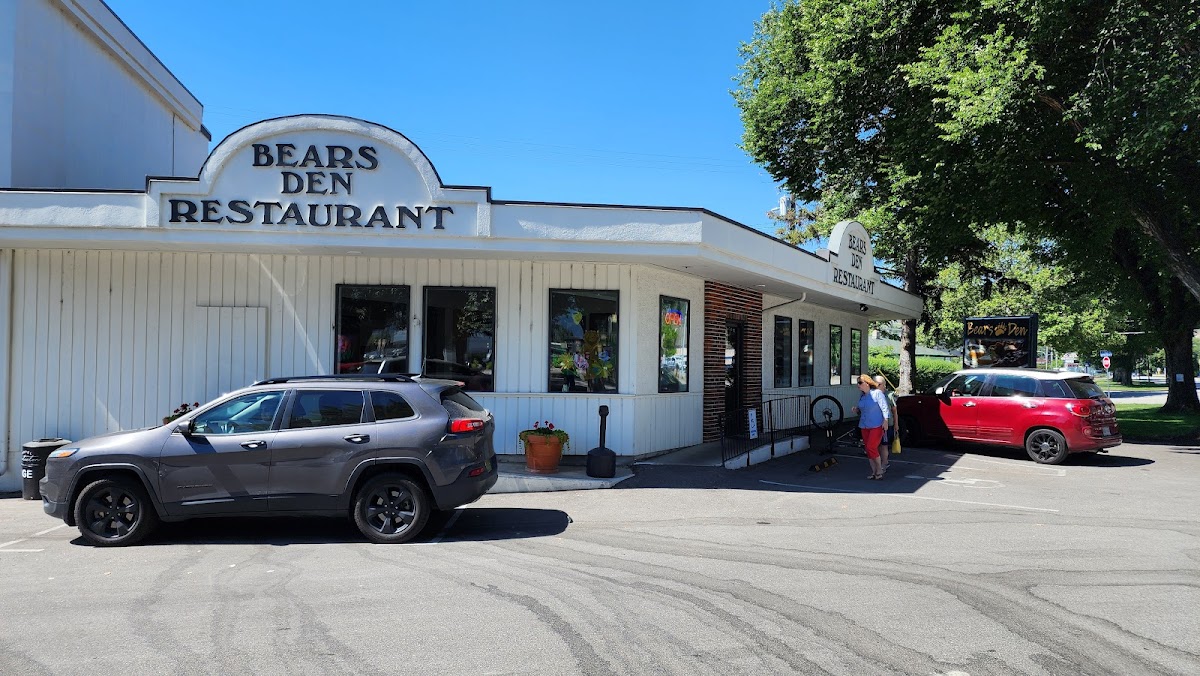 Bear's Den Restaurant - Photo 5