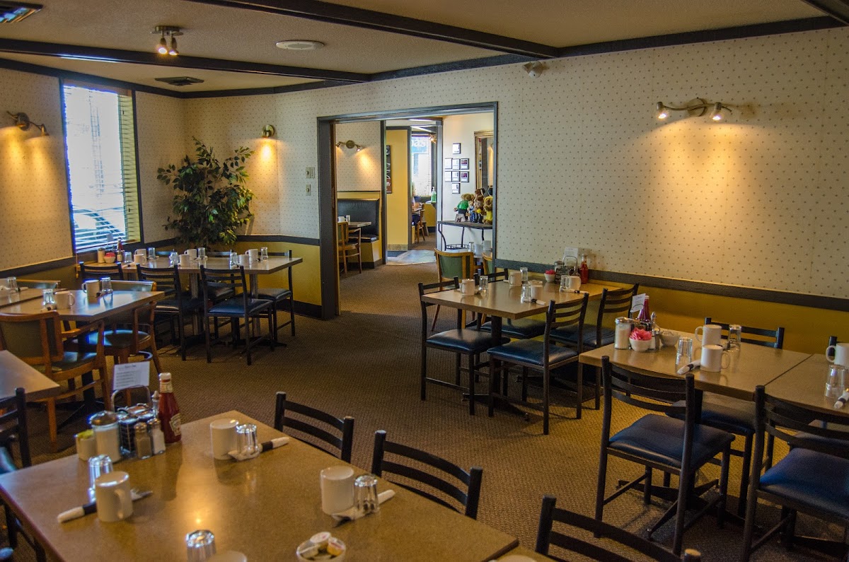 Bear's Den Restaurant - Photo 6