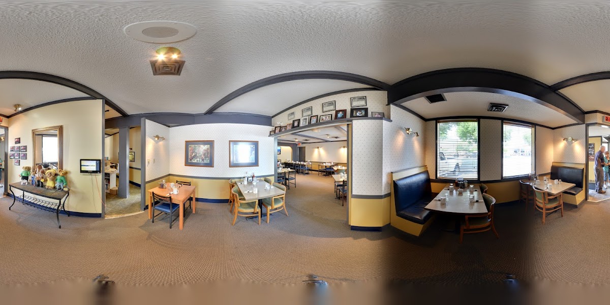Bear's Den Restaurant - Photo 7