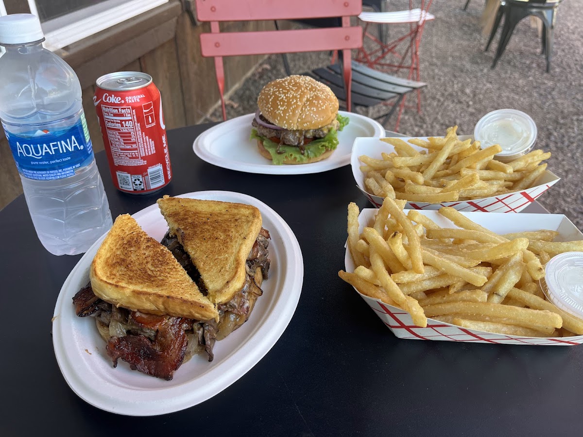 Rogue Burgers - Photo 1