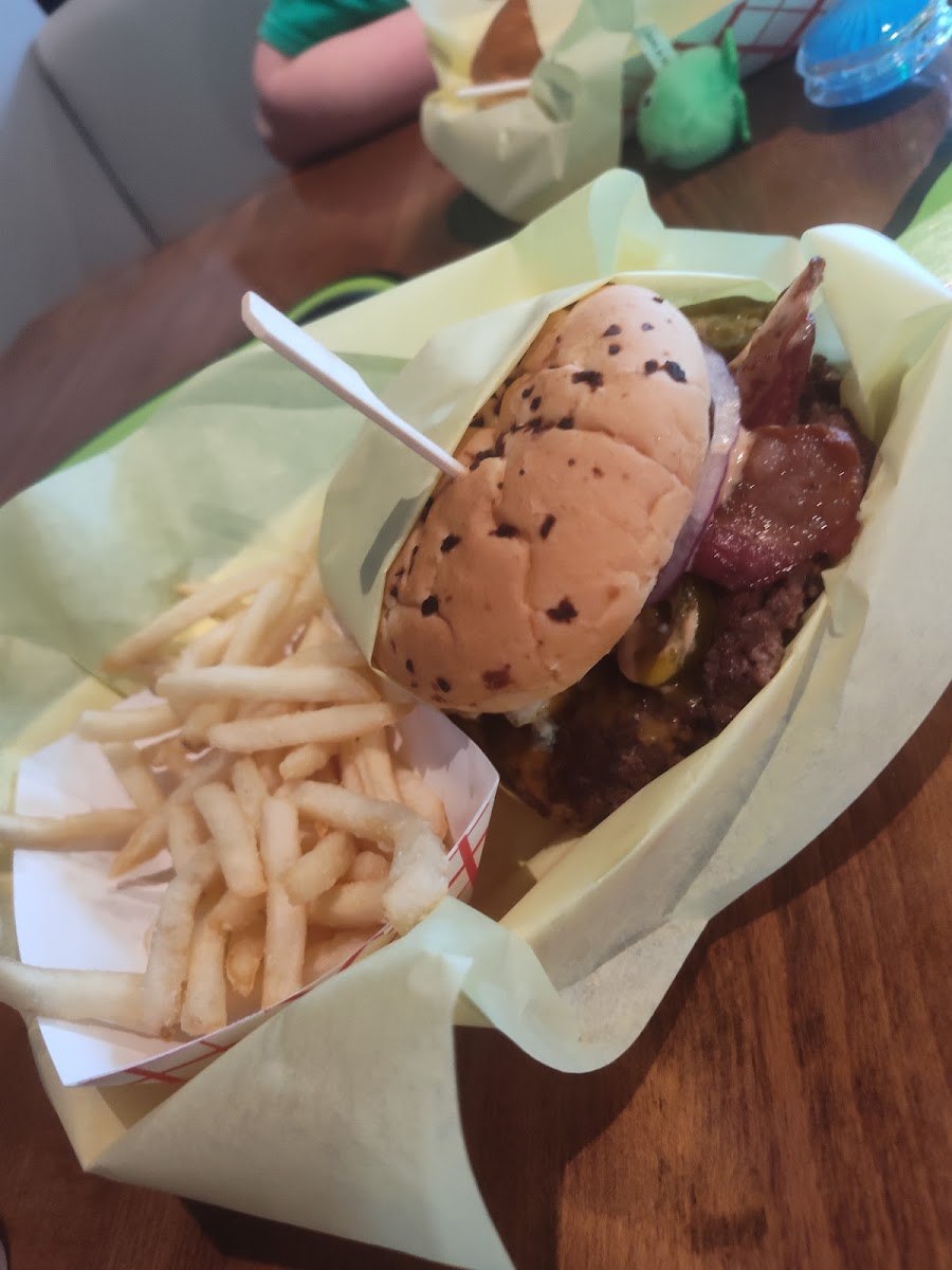 Rogue Burgers - Photo 2