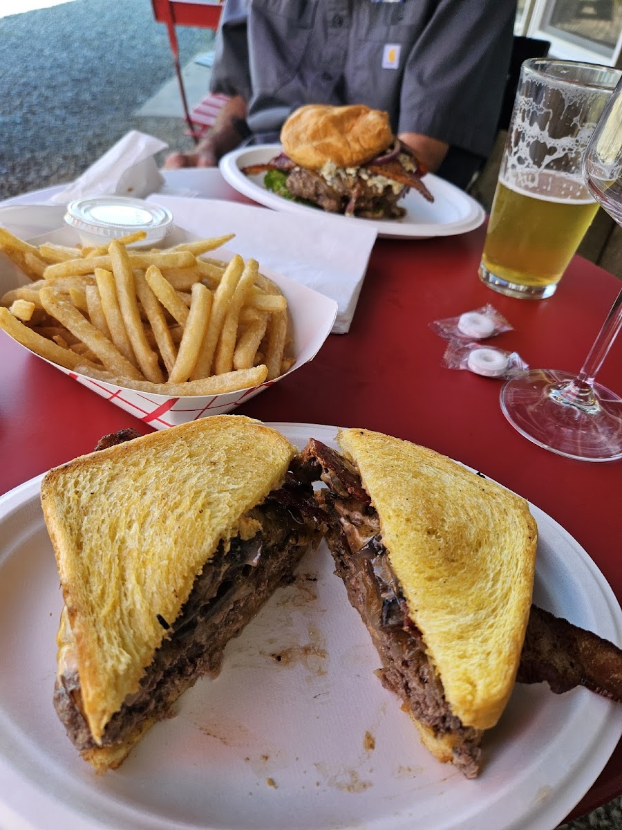 Rogue Burgers - Photo 6
