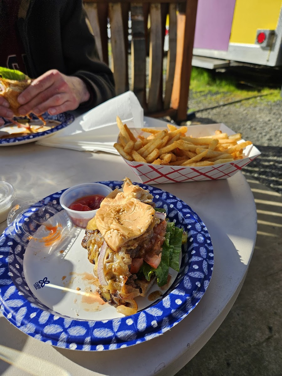 Rogue Burgers - Photo 7