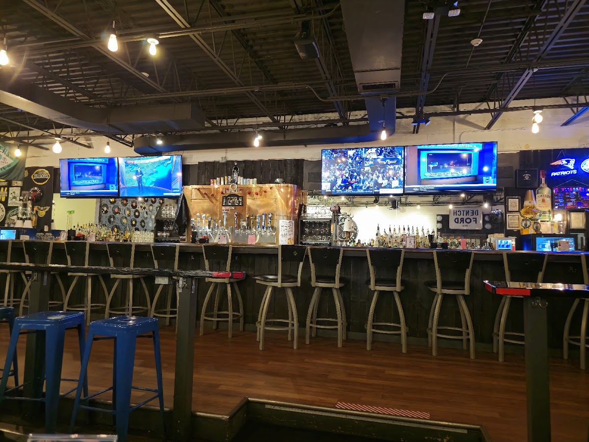 Lucky’s 777 Bar & Grill - Photo 4