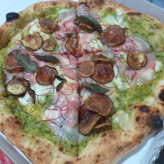 Pizza Verde Speranza Vellutata Di Zucchine Al Pepe Nero Fior Di Latte Provola Affumicata