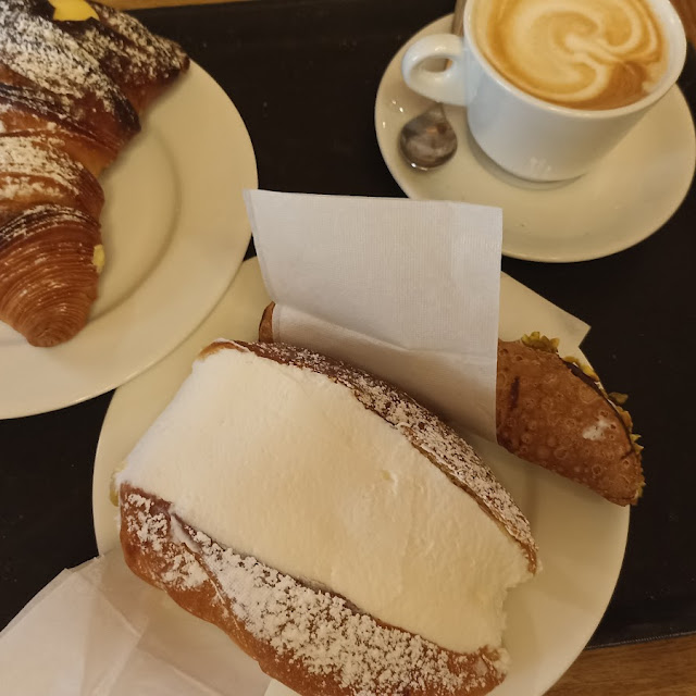 Maritozzo Con La Panna Cappuccino Cannoli
