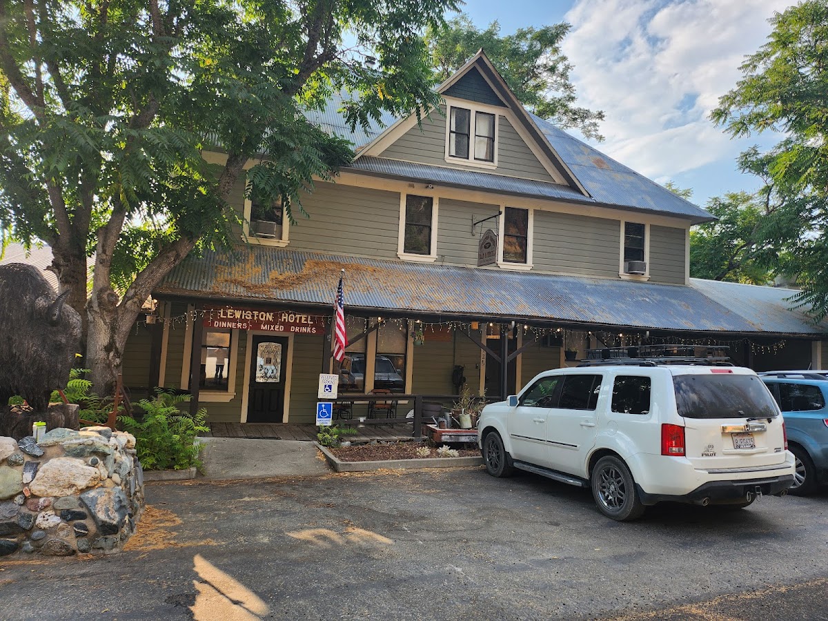 Lewiston Hotel Bar & Grill - Photo 2
