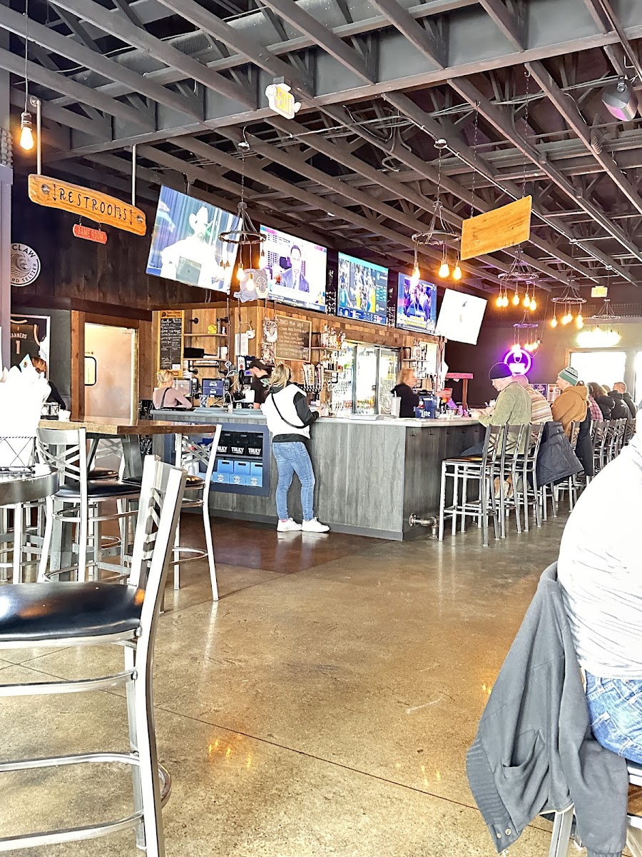 Tanner's Grill and Bar West - Photo 3