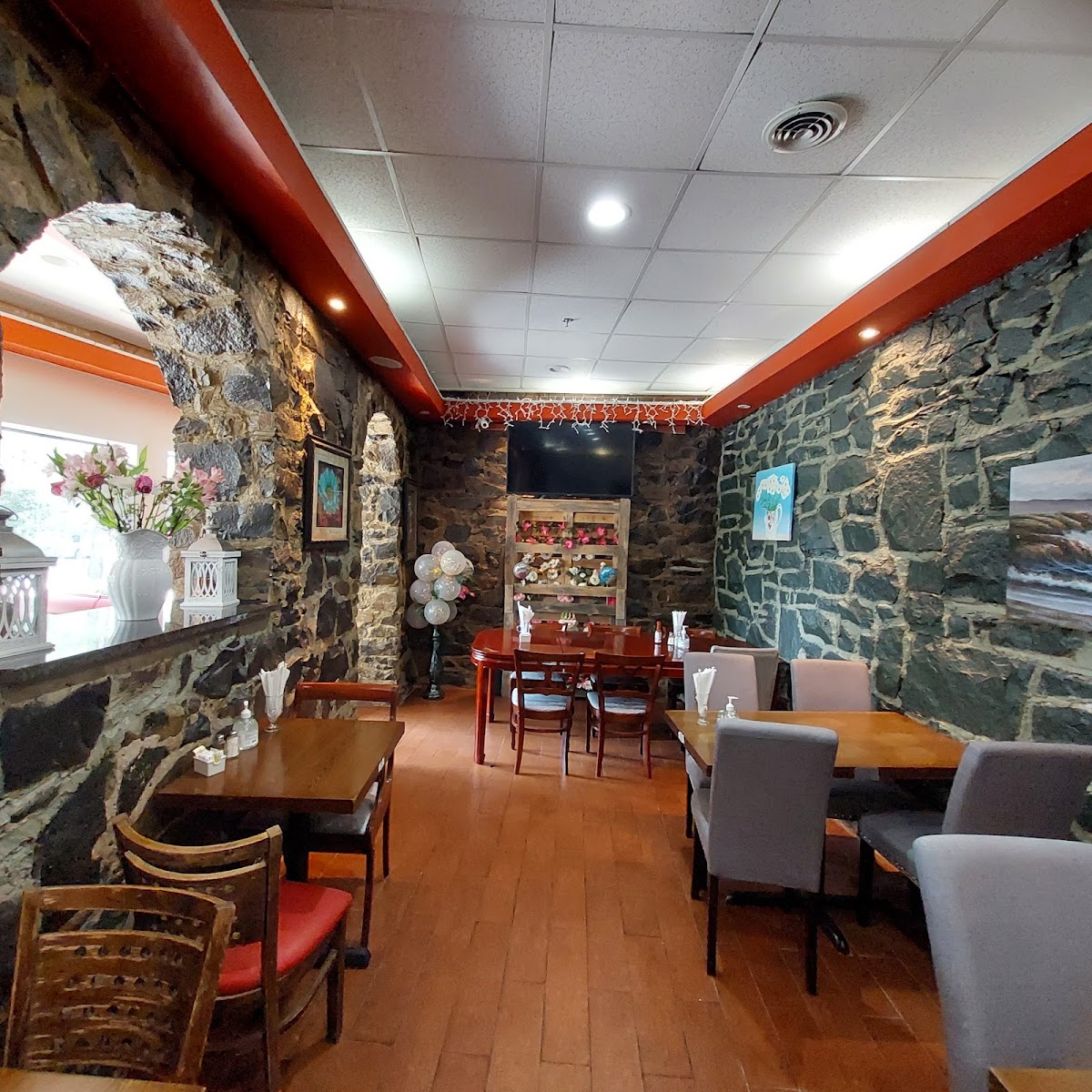 Daisy's Grill - Photo 1