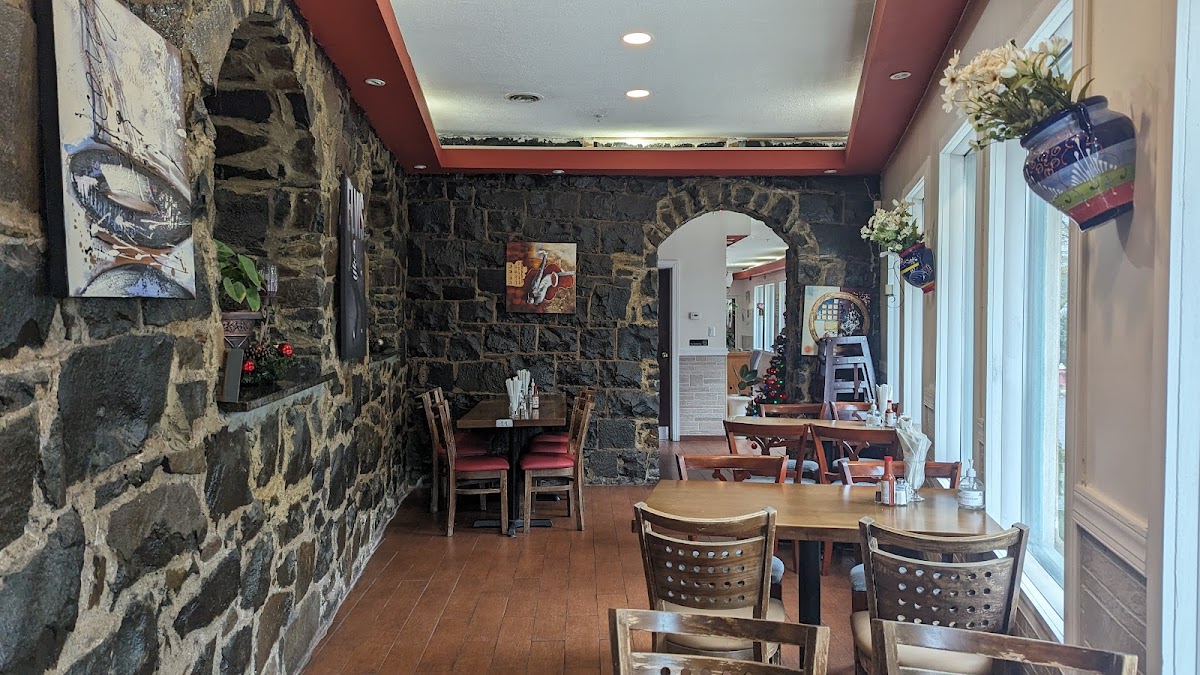 Daisy's Grill - Photo 4