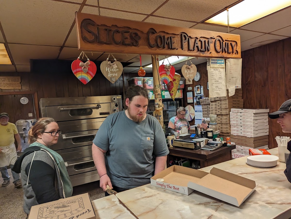 New York Pizzeria aka Slices - Photo 4