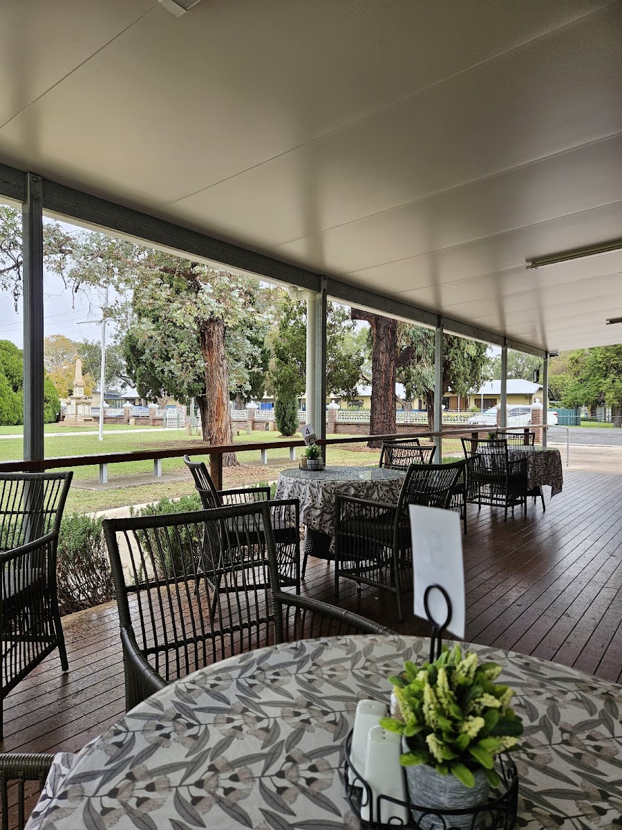The golden wattle Cafe, allora.