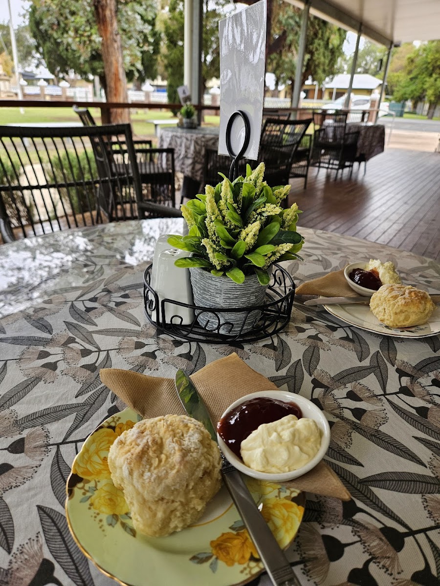 The golden wattle Cafe, allora. - Photo 3
