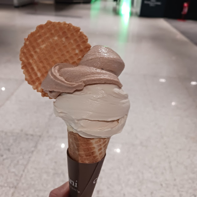 Gelato Panettone E Caramello Salato Con Cioccolato Bianco Nel Cono