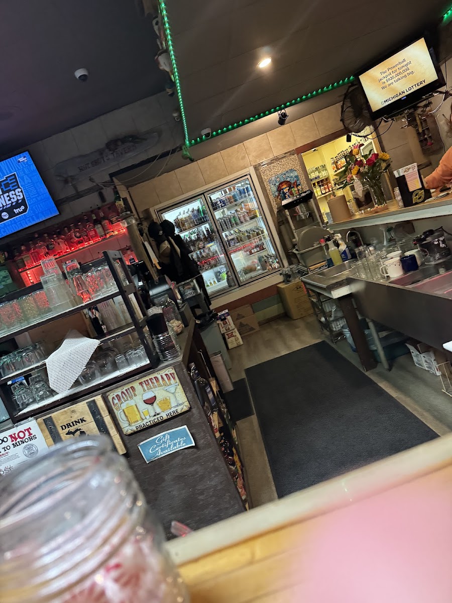 Hot Shots Tavern - Photo 9