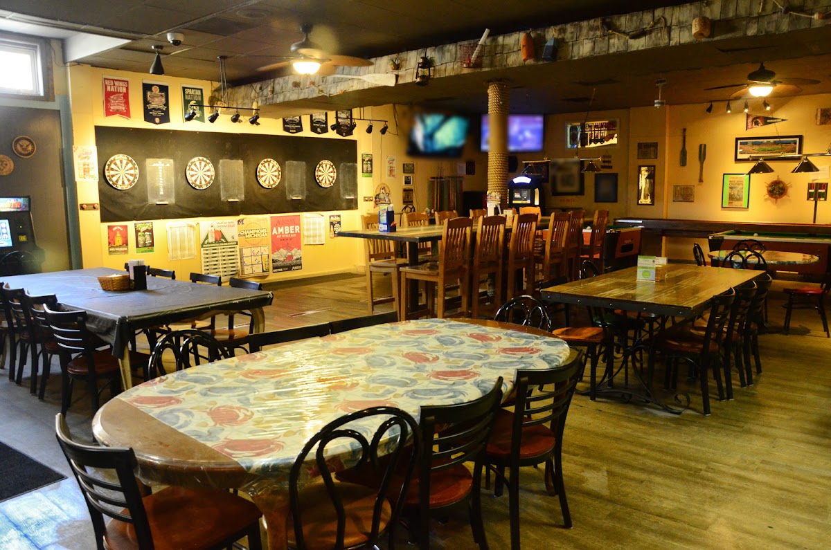 Hot Shots Tavern - Photo 3