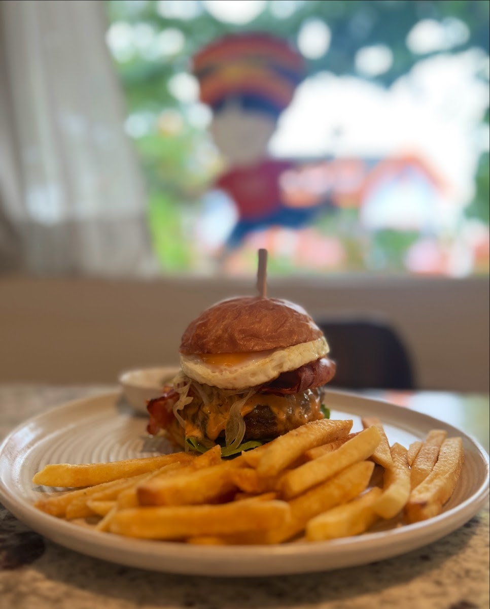 กัสสึ Gus Burger & Japanese Restaurant - Photo 4