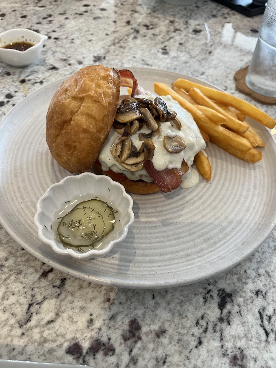 กัสสึ Gus Burger & Japanese Restaurant - Photo 5
