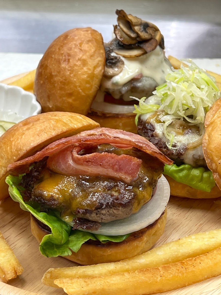 กัสสึ Gus Burger & Japanese Restaurant - Photo 6
