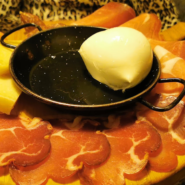 È Un Antipasto Della Casa Con Ottima Mozzarella Di Bufala E Affettati Stagionati