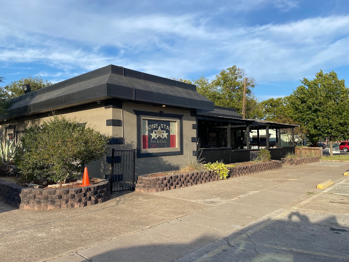 Lone Star Bar & Grill - Photo 8