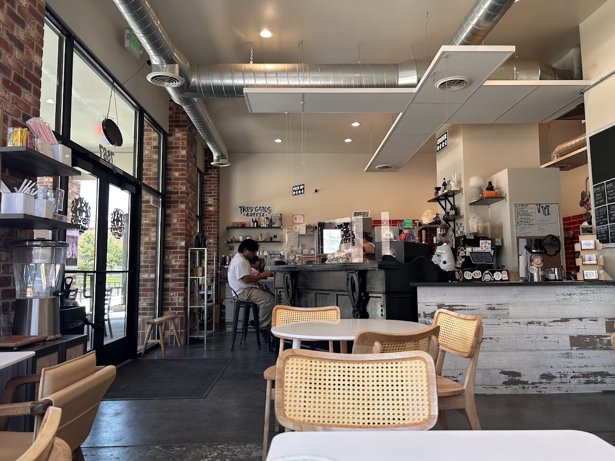 TRES GATOS COFFEE - Photo 4