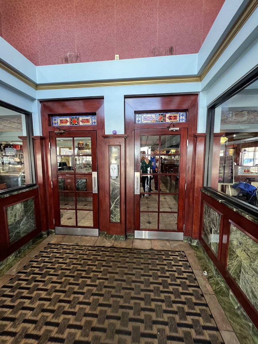 Fino's Food & Spirits