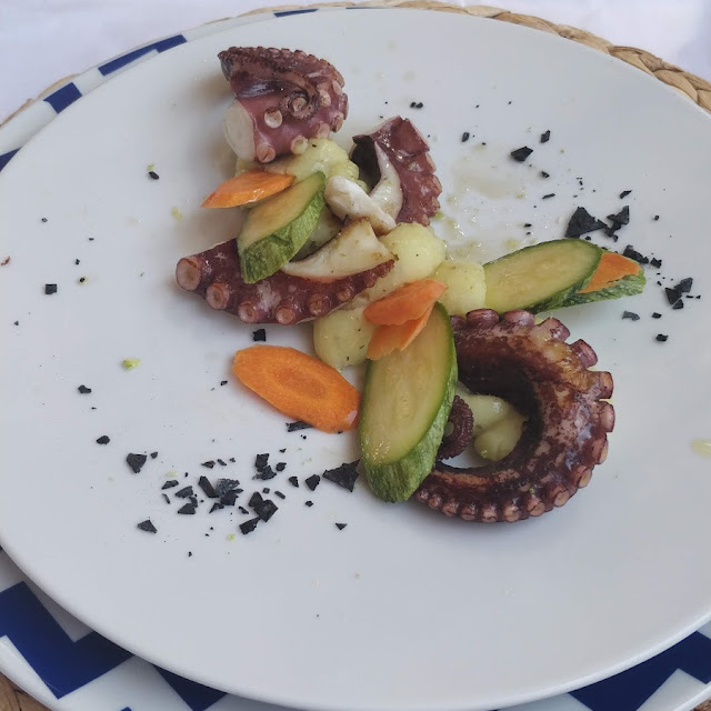 Polpo Arrostito Accompagnato Con Hummus Di Ceci E Crudià Di Verdurine
