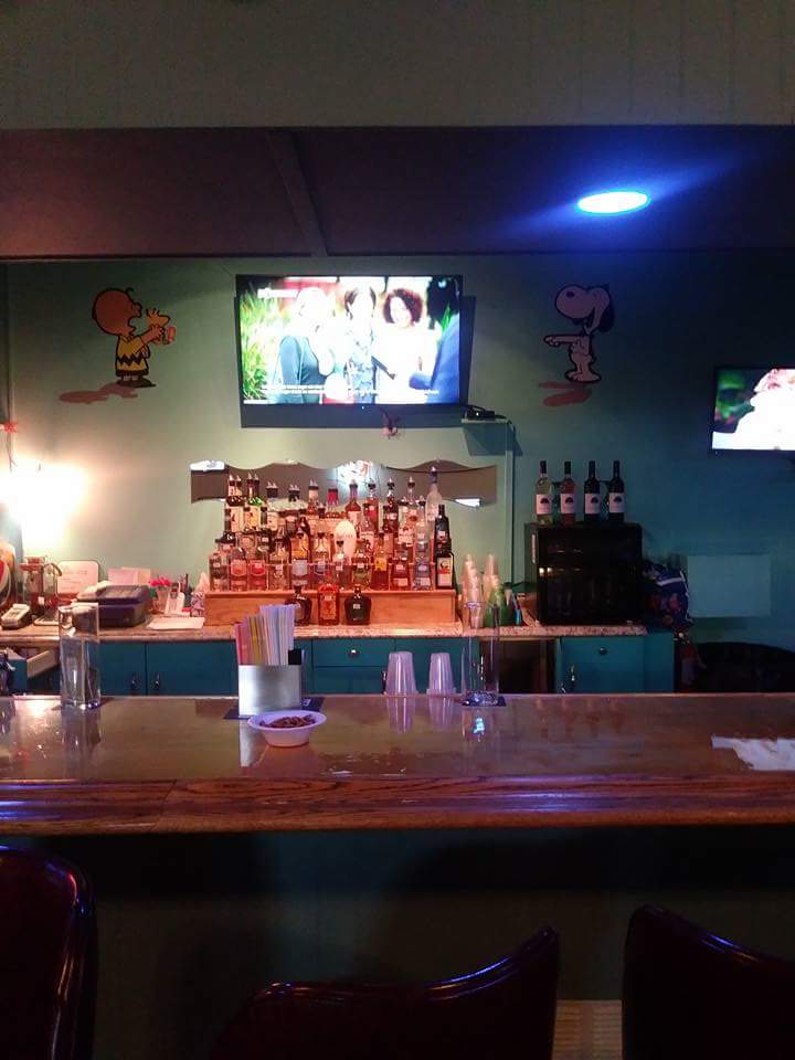 Charlie Brown's Tavern - Photo 2
