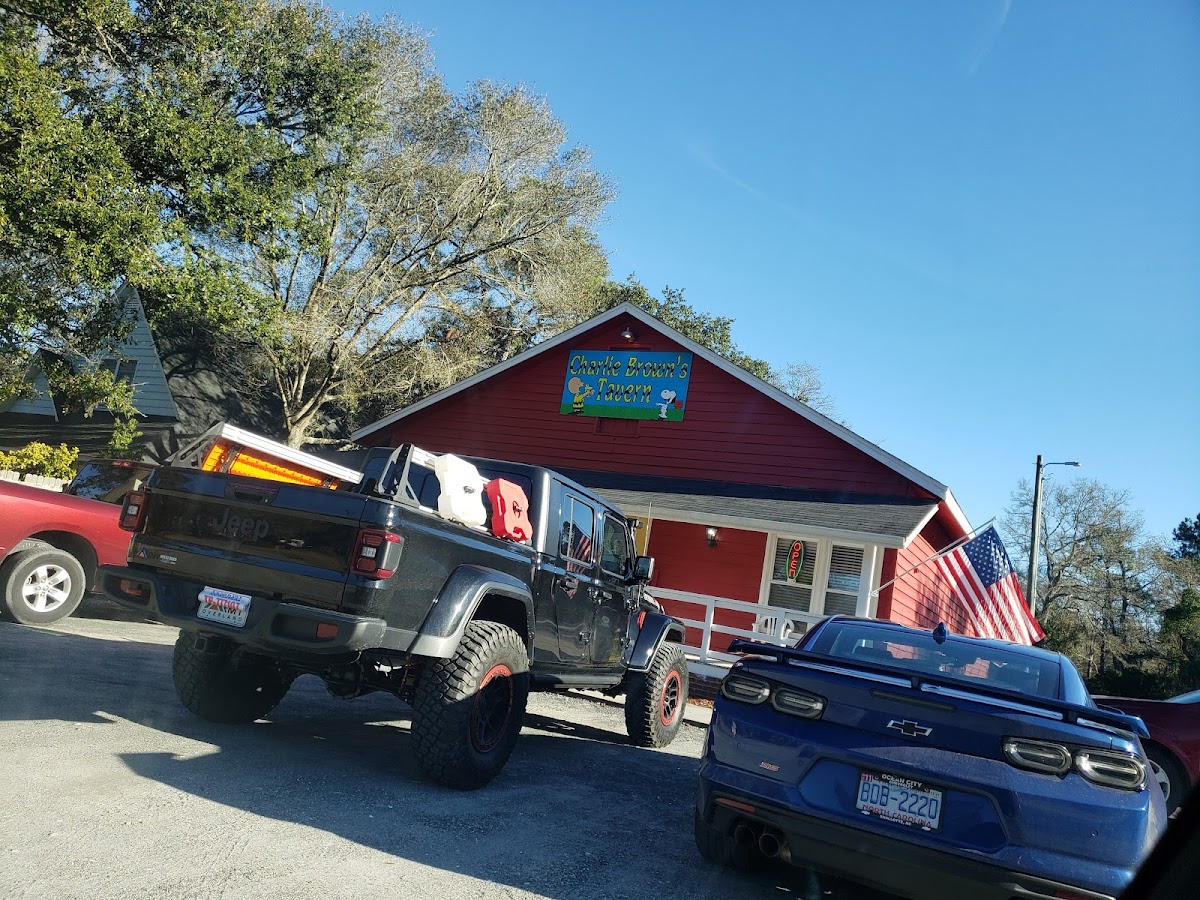 Charlie Brown's Tavern - Photo 4