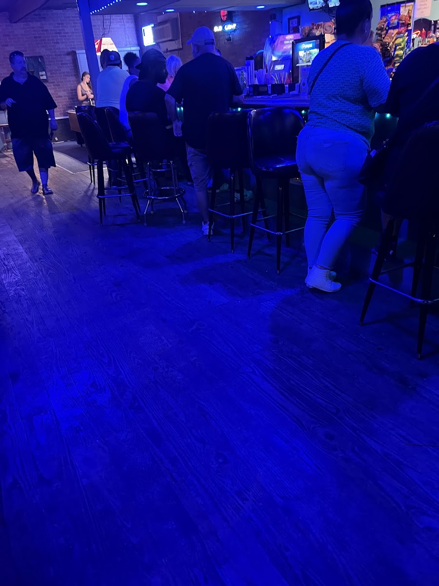Charlie Brown's Tavern - Photo 6